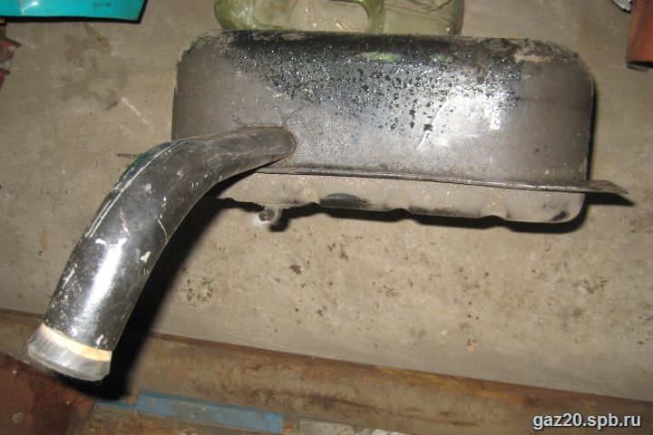 Заливная труба круглая у края и сплюснутая в месте крепления к бензобаку.