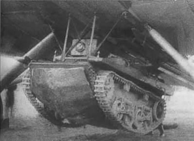 1936 год. Танк Т-37А на подвеске под бомбардировщиком ТБ-3 перед сбрасыванием на воду.