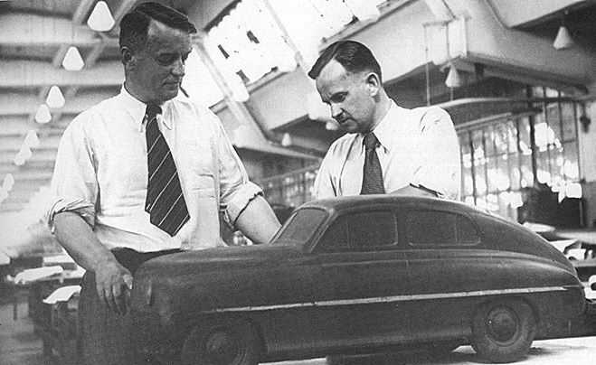 '43. Главконструктор Липгарт и кузовщик Кириллов у макета ГАЗ–25 — будущего М20